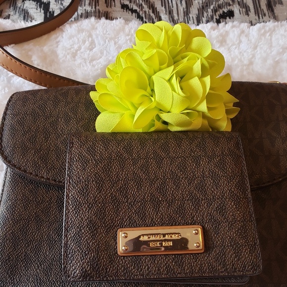 Sold - Picture 3 of 5